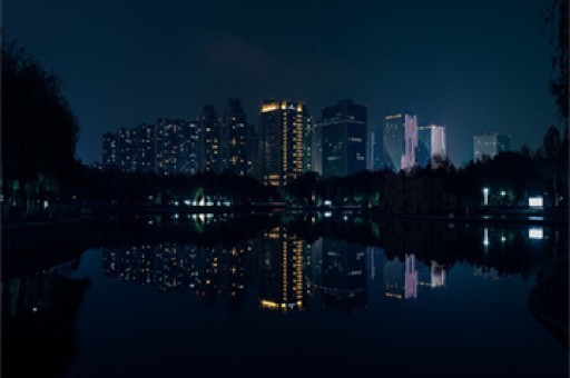 董洁回大连逛夜市 素颜撸串喝扎啤登上网络热搜了,到底是怎么了?